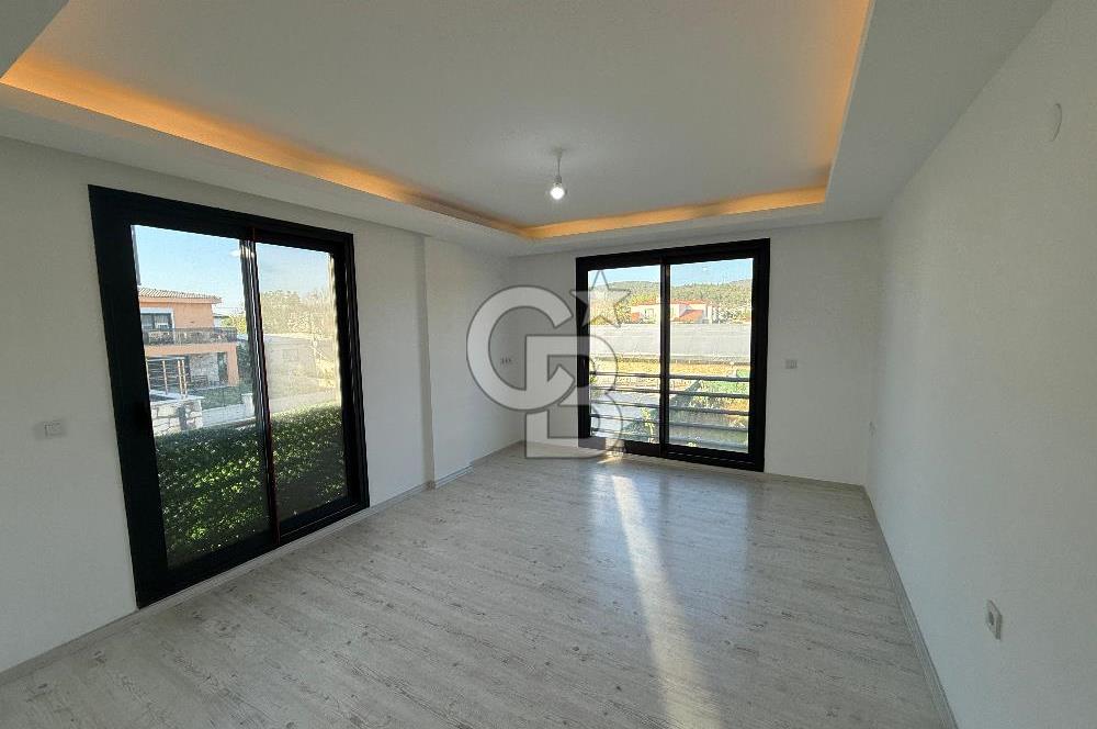 Urla Kuşçular da Havuzlu ,Geniş Bahçeli Satılık Villa