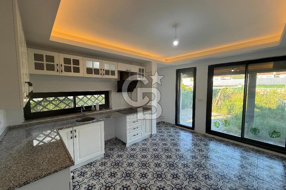 Urla Kuşçular da Havuzlu ,Geniş Bahçeli Satılık Villa