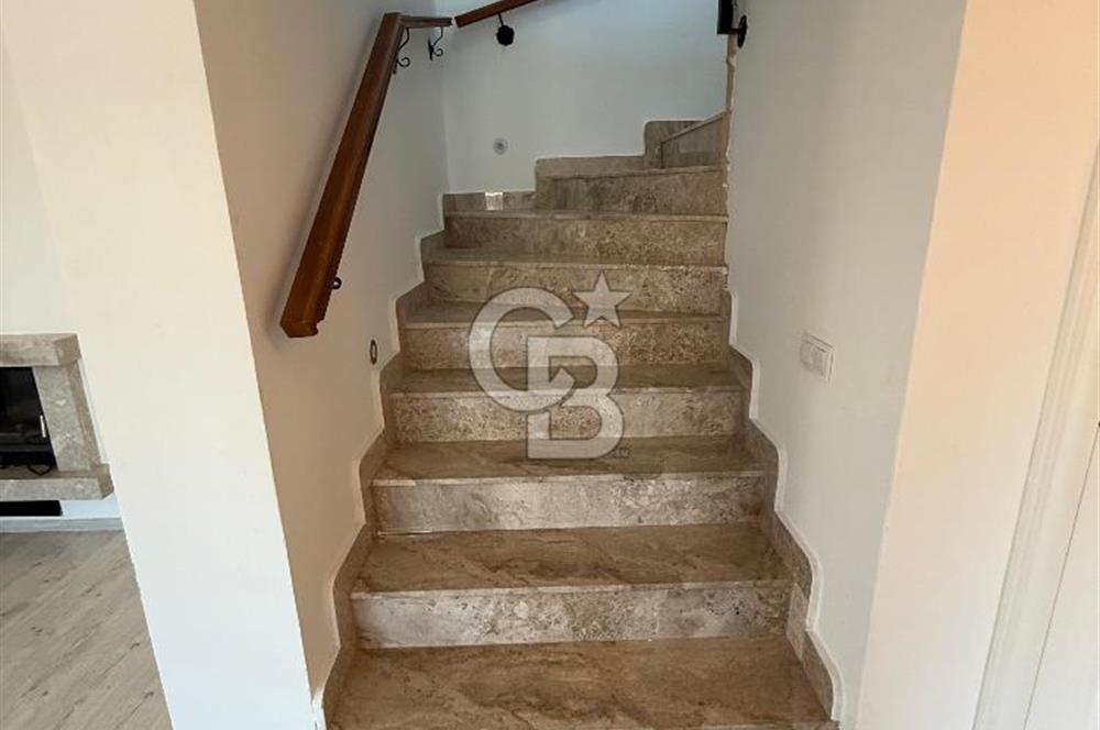 Urla Kuşçular da Havuzlu ,Geniş Bahçeli Satılık Villa