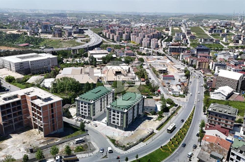 SATILIK, ARNAVUTKÖY MERKEZDE AVLU ALIŞ VERİŞ MERKEZİNE ÇOK YAKIN
