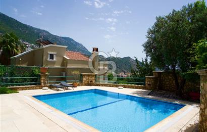 CB GİZ'DEN Kalkan'da Satılık manzaralı lüks villa (425 m2 arsa)