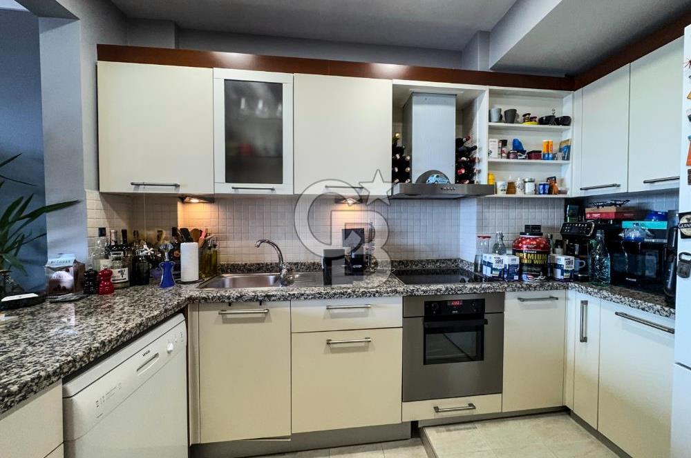 Emsalsiz Boğaz Manzarası Cihangir Kumrulu Sokakta 100 m2 Satılık