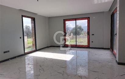 URLA KUŞÇULAR'DA GENİŞ BAHÇELİ KİRALIK SIFIR VİLLA 