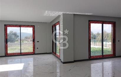 URLA KUŞÇULAR'DA GENİŞ BAHÇELİ KİRALIK SIFIR VİLLA 