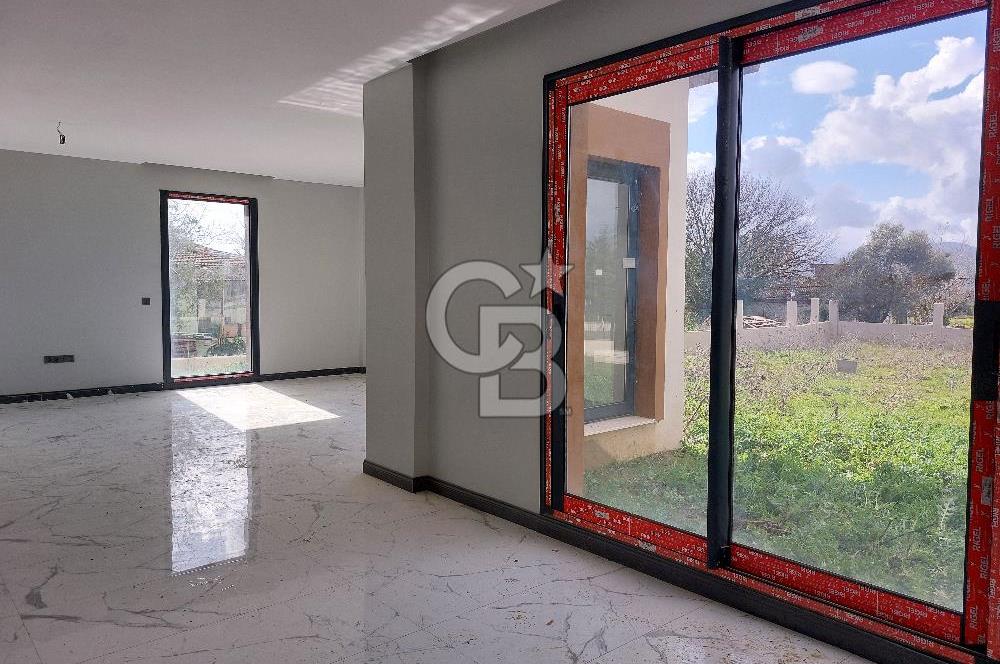 URLA KUŞÇULAR'DA GENİŞ BAHÇELİ KİRALIK SIFIR VİLLA 