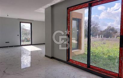 URLA KUŞÇULAR'DA GENİŞ BAHÇELİ KİRALIK SIFIR VİLLA 