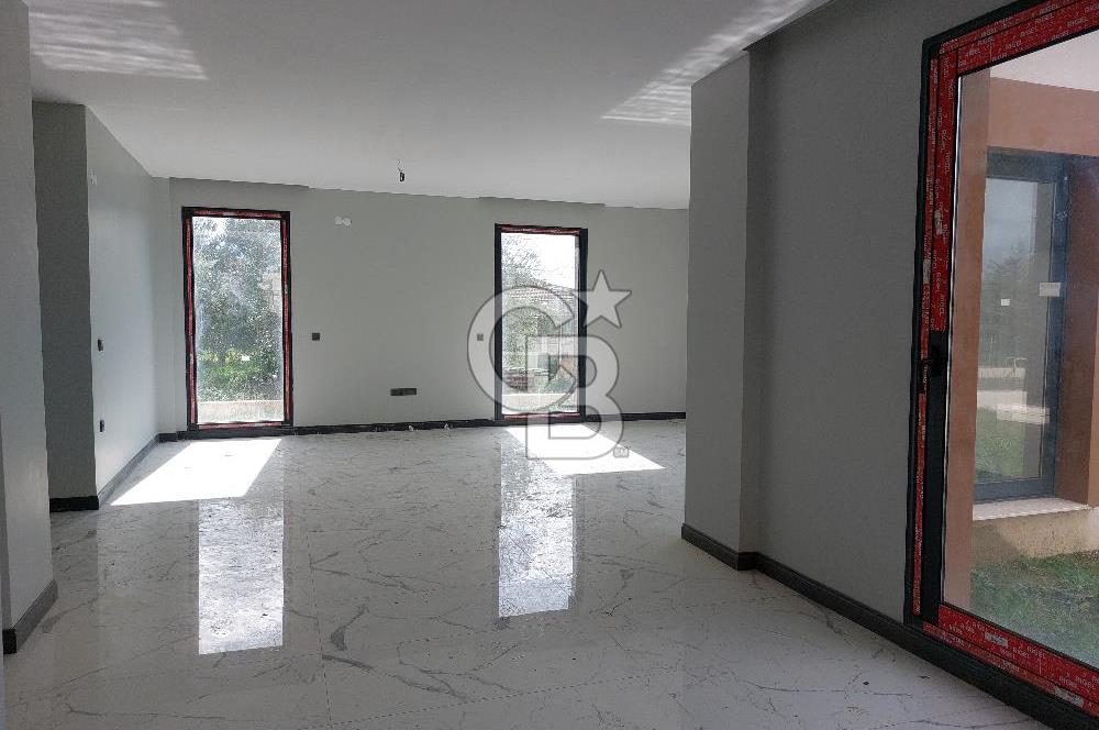 URLA KUŞÇULAR'DA GENİŞ BAHÇELİ KİRALIK SIFIR VİLLA 