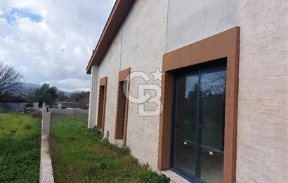 URLA KUŞÇULAR'DA GENİŞ BAHÇELİ KİRALIK SIFIR VİLLA 