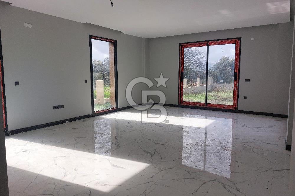 URLA KUŞÇULAR'DA GENİŞ BAHÇELİ KİRALIK SIFIR VİLLA 