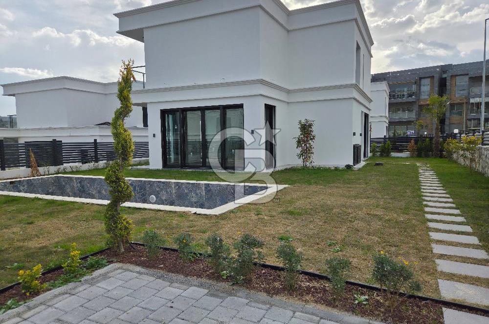 Ege Mahallesi'nde Özel Havuzlu 4+1 Müstakil Villa