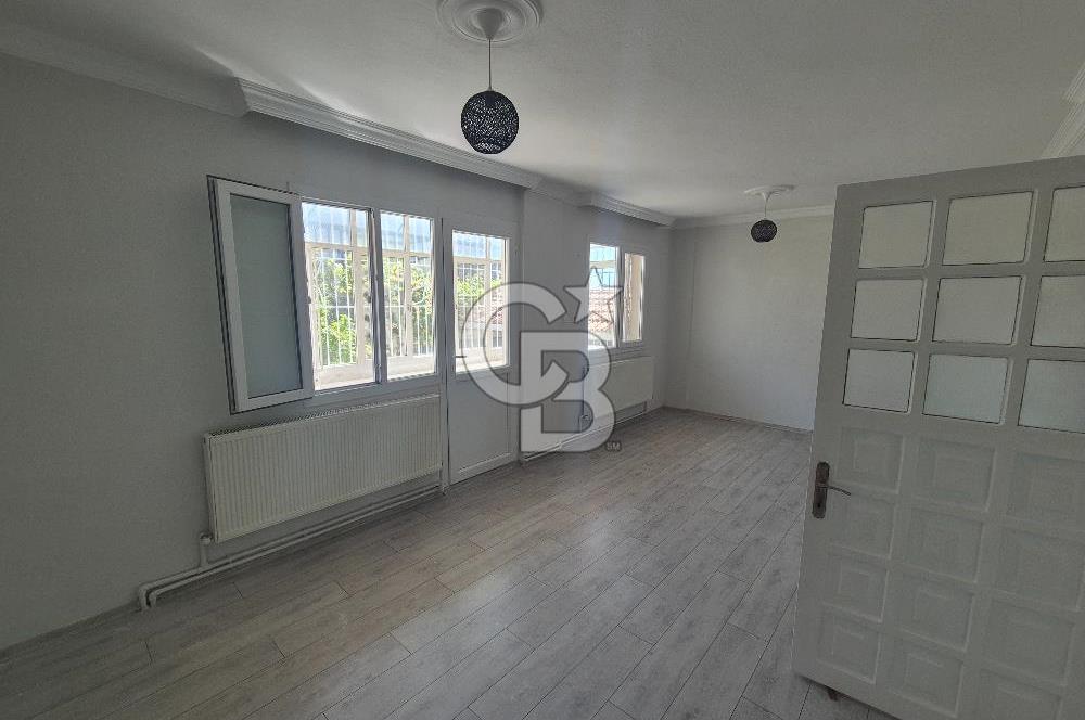 Bornova Atatürk'te, Bahçeli Aile Apartmanında Merkezi 3+1 Kiralık