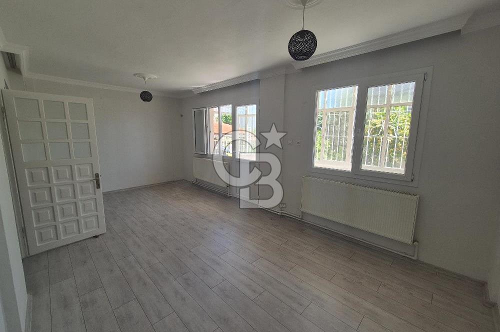 Bornova Atatürk'te, Bahçeli Aile Apartmanında Merkezi 3+1 Kiralık