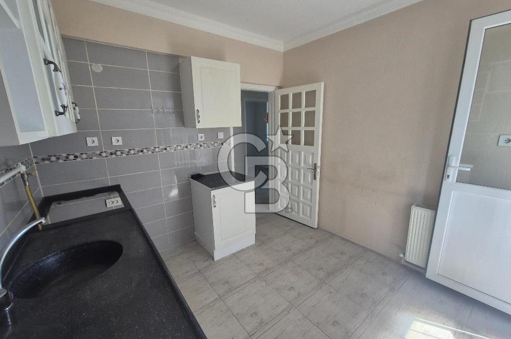 Bornova Atatürk'te, Bahçeli Aile Apartmanında Merkezi 3+1 Kiralık
