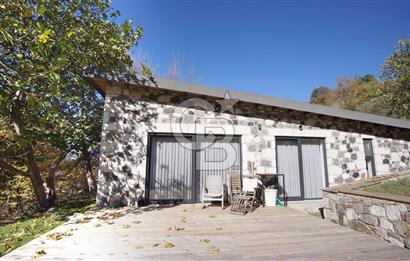 ASSOS KAZDAĞLARI HATTINDA, GENİŞ AHŞAP TERASLI, MODERN TAŞ EV