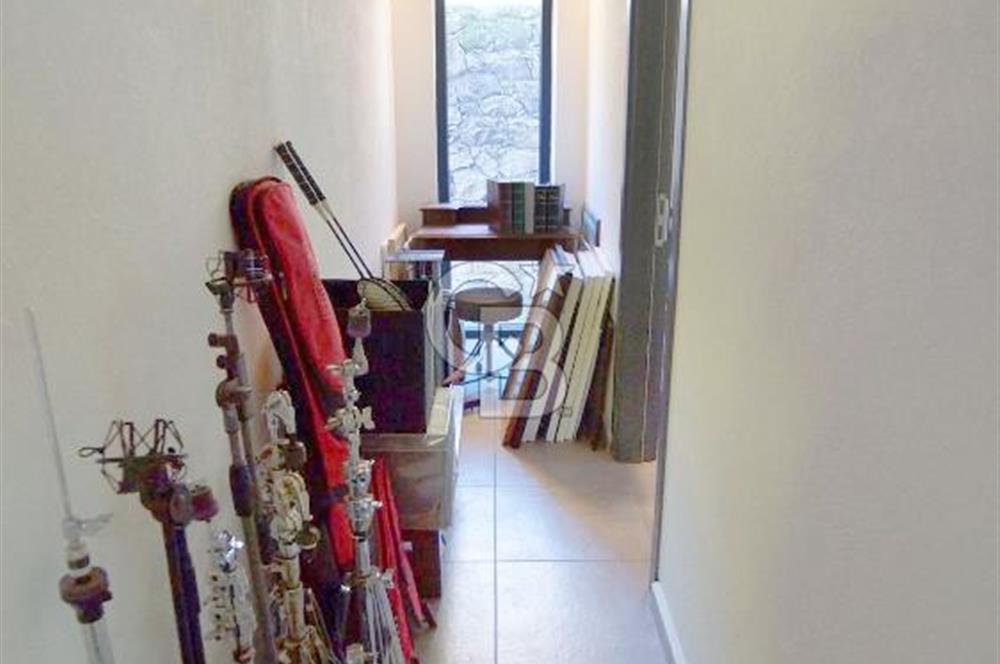 ASSOS KAZDAĞLARI HATTINDA, GENİŞ AHŞAP TERASLI, MODERN TAŞ EV