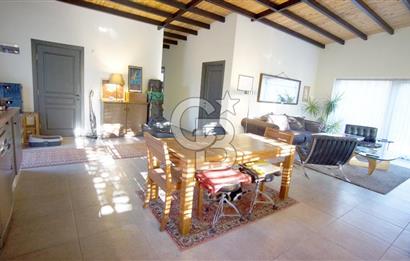 ASSOS KAZDAĞLARI HATTINDA, GENİŞ AHŞAP TERASLI, MODERN TAŞ EV
