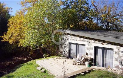 ASSOS KAZDAĞLARI HATTINDA, GENİŞ AHŞAP TERASLI, MODERN TAŞ EV