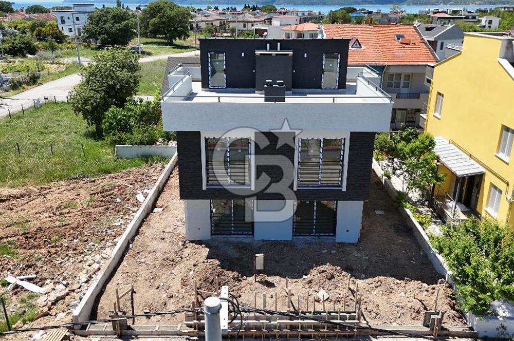 ÇANAKKALE DARDANOS’TA BOĞAZ MANZARALI SATILIK 2+1 VİLLA