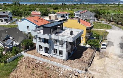 ÇANAKKALE DARDANOS’TA BOĞAZ MANZARALI SATILIK 2+1 VİLLA