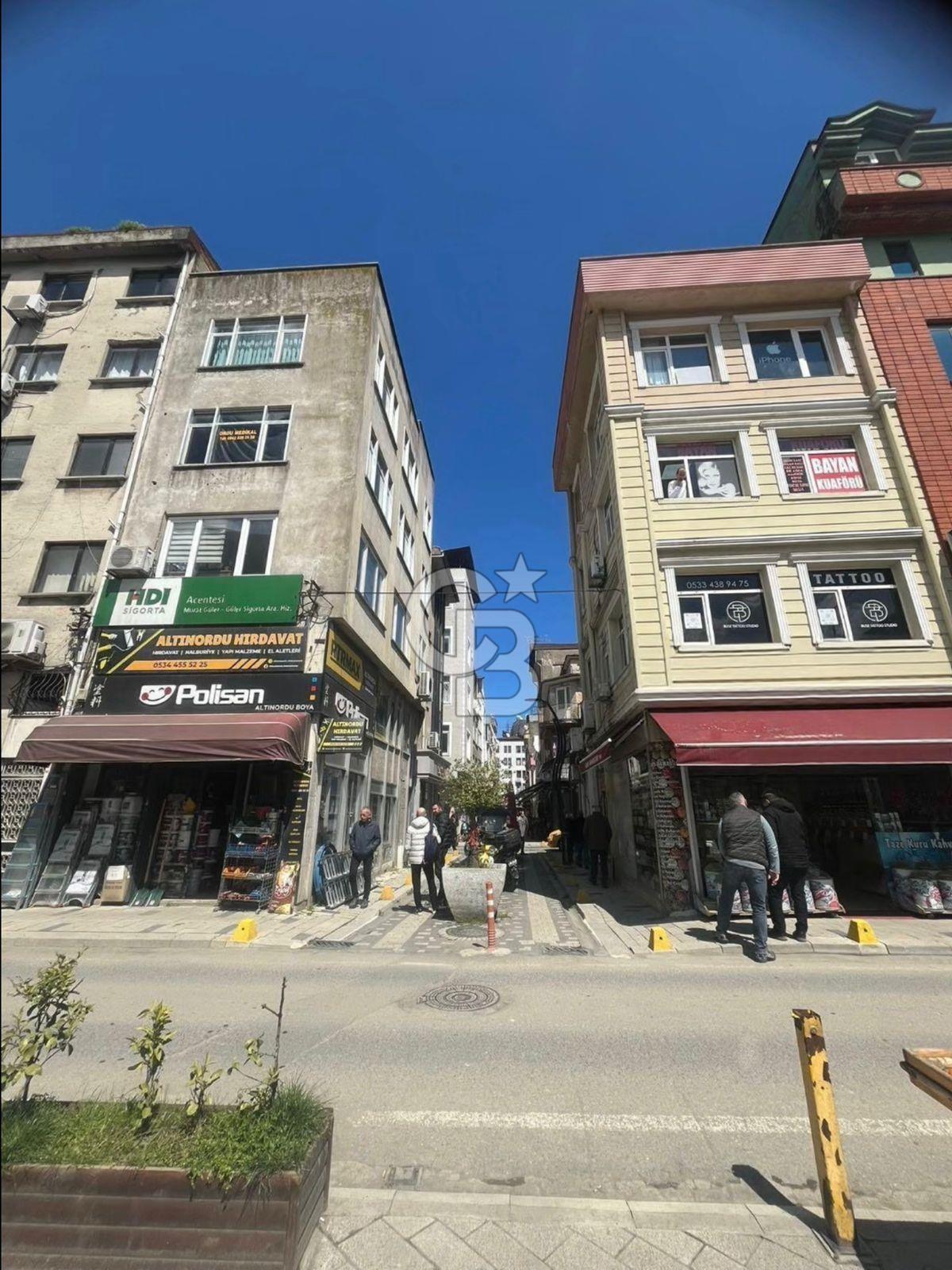 Ordu Merkezde Orta Caminin Karşısında 4 Katlı Komple Satılık Bina!