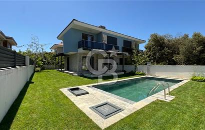 Çeşme Çiftlikte Havuzlu ve Şömineli Satılık 4+1 Villa