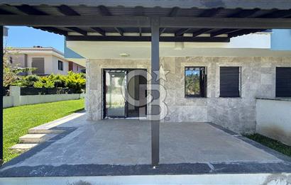 Çeşme Çiftlikte Havuzlu ve Şömineli Satılık 4+1 Villa