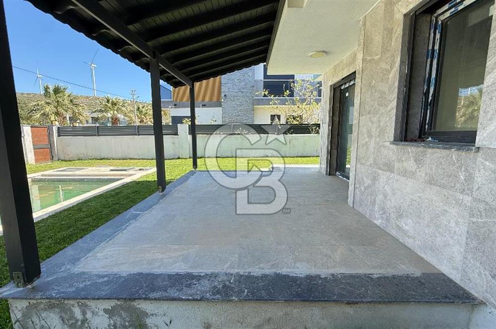 Çeşme Çiftlikte Havuzlu ve Şömineli Satılık 4+1 Villa
