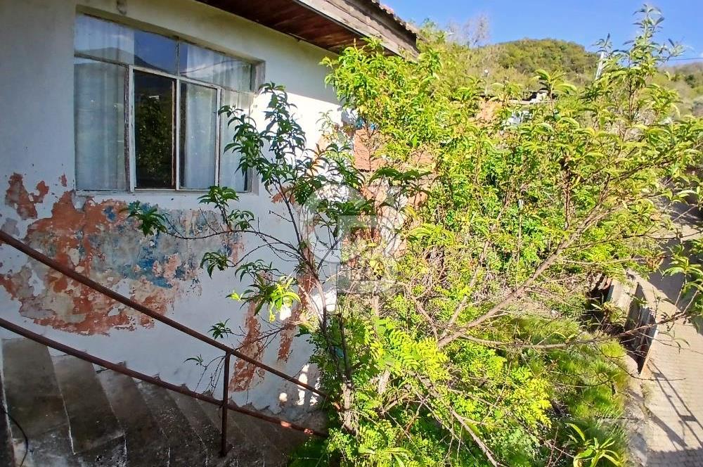 Köy Merkezinde 310 m² Taş Ev Elektrik ve Su Abonelikleri Hazır