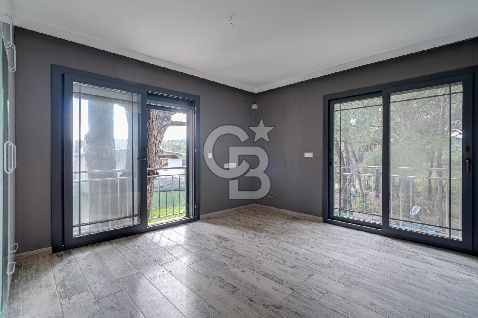 SEFERİHİSAR AKARCADA HAVUZLU SİTEDE KİRALIK 3+1 EŞYALI TRİPLEKS