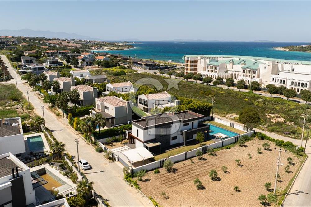 ÇEŞME DALYAN'DA HAVUZLU ÖZEL TASARIM SATILIK 5+2 VİLLA