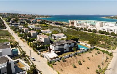 ÇEŞME DALYAN'DA HAVUZLU ÖZEL TASARIM SATILIK 5+2 VİLLA