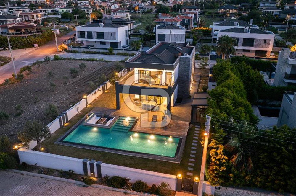 ÇEŞME DALYAN'DA HAVUZLU ÖZEL TASARIM SATILIK 5+2 VİLLA