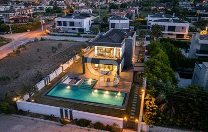 ÇEŞME DALYAN'DA HAVUZLU ÖZEL TASARIM SATILIK 5+2 VİLLA