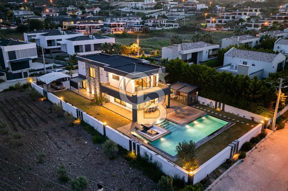 ÇEŞME DALYAN'DA HAVUZLU ÖZEL TASARIM SATILIK 5+2 VİLLA