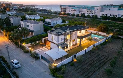 ÇEŞME DALYAN'DA HAVUZLU ÖZEL TASARIM SATILIK 5+2 VİLLA