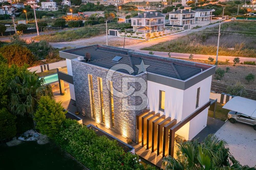 ÇEŞME DALYAN'DA HAVUZLU ÖZEL TASARIM SATILIK 5+2 VİLLA