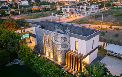 ÇEŞME DALYAN'DA HAVUZLU ÖZEL TASARIM SATILIK 5+2 VİLLA