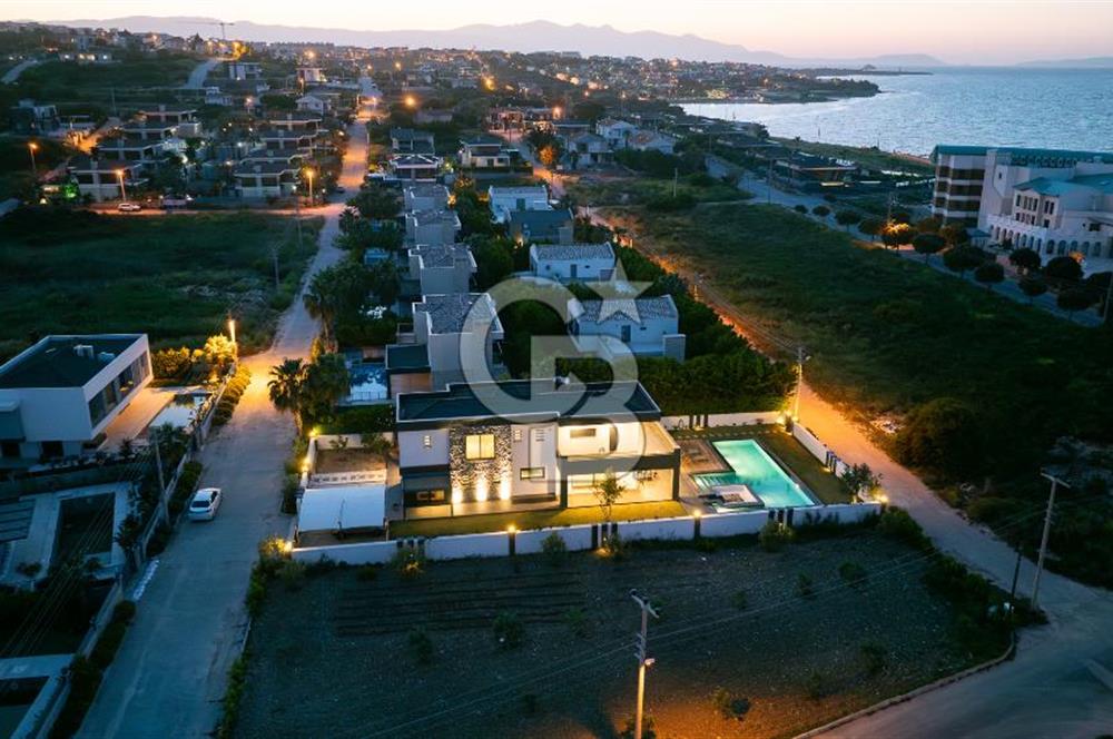 ÇEŞME DALYAN'DA HAVUZLU ÖZEL TASARIM SATILIK 5+2 VİLLA