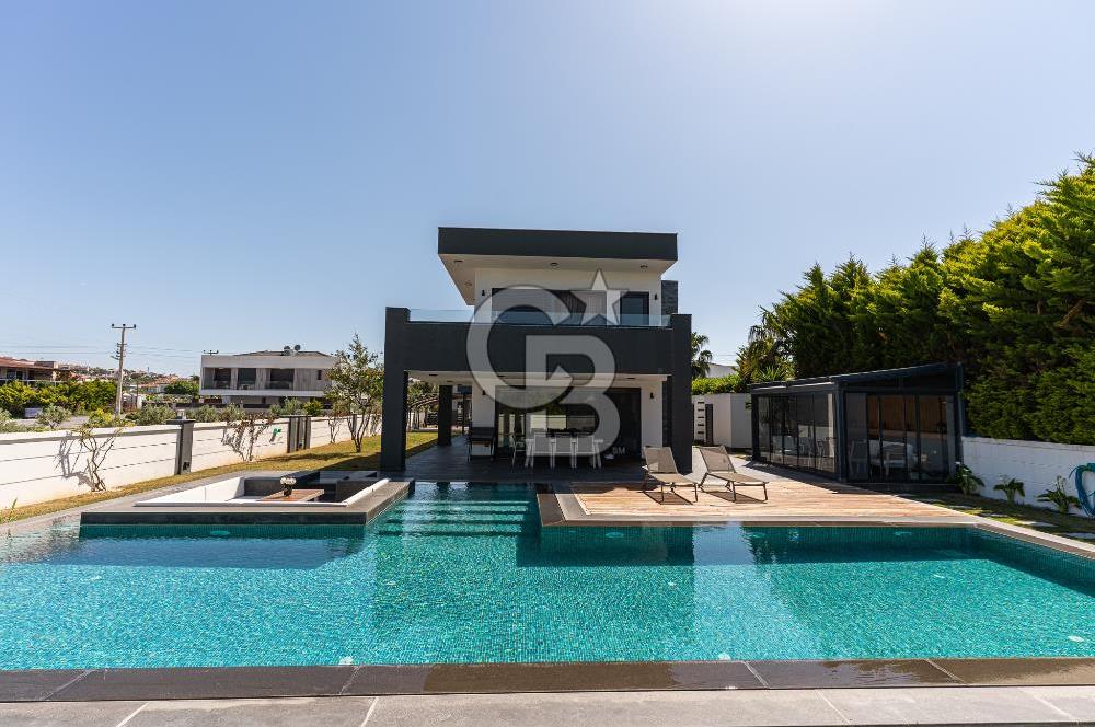 ÇEŞME DALYAN'DA HAVUZLU ÖZEL TASARIM SATILIK 5+2 VİLLA