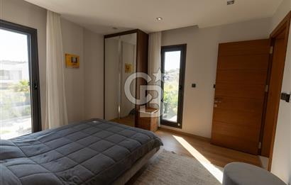 ÇEŞME DALYAN'DA HAVUZLU ÖZEL TASARIM SATILIK 5+2 VİLLA