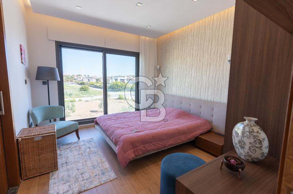 ÇEŞME DALYAN'DA HAVUZLU ÖZEL TASARIM SATILIK 5+2 VİLLA