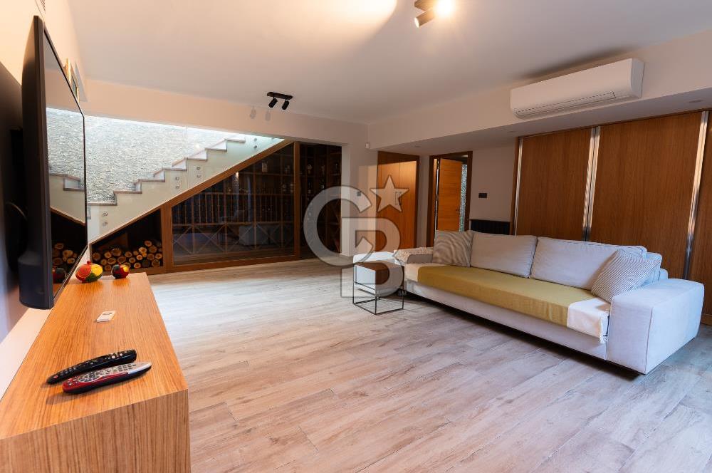 ÇEŞME DALYAN'DA HAVUZLU ÖZEL TASARIM SATILIK 5+2 VİLLA