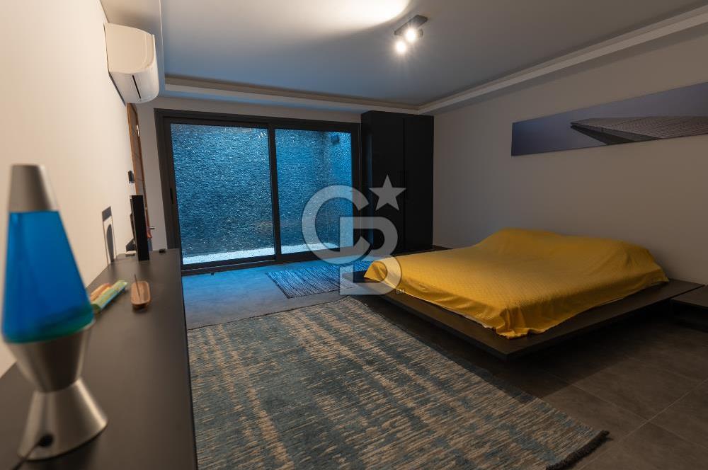 ÇEŞME DALYAN'DA HAVUZLU ÖZEL TASARIM SATILIK 5+2 VİLLA