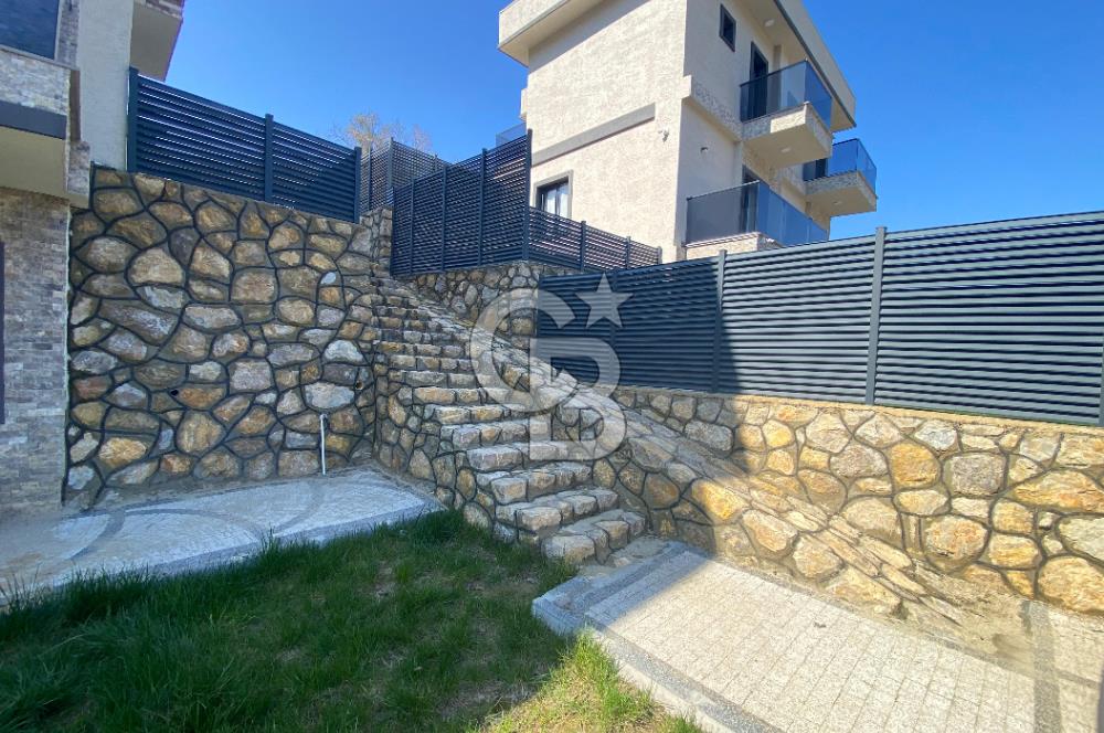  İMRENLİ'DE 180m² HAVUZLU 5+1 TRİBLEX SATILIK VİLLA