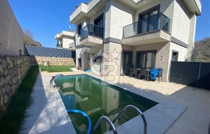  İMRENLİ'DE 180m² HAVUZLU 5+1 TRİBLEX SATILIK VİLLA