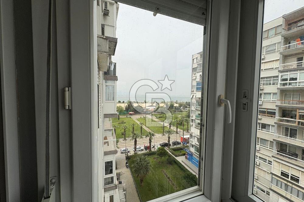 Bostanlı merkezde deniz manzaralı ferah ve aydınlık daire