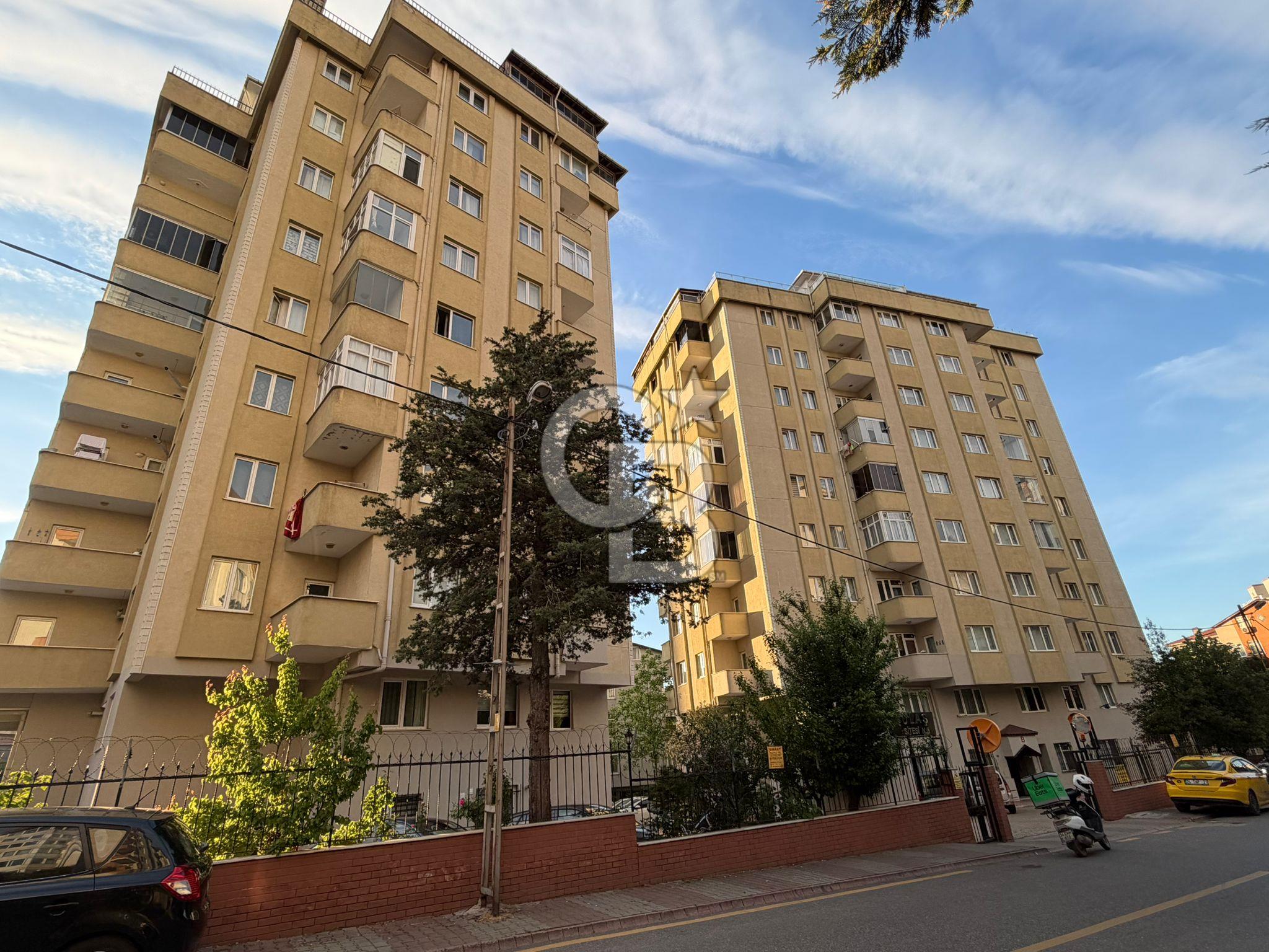 Necip Fazıl Mah. Ulaş Sitesinde Otoparklı Güvenlikli 2+1