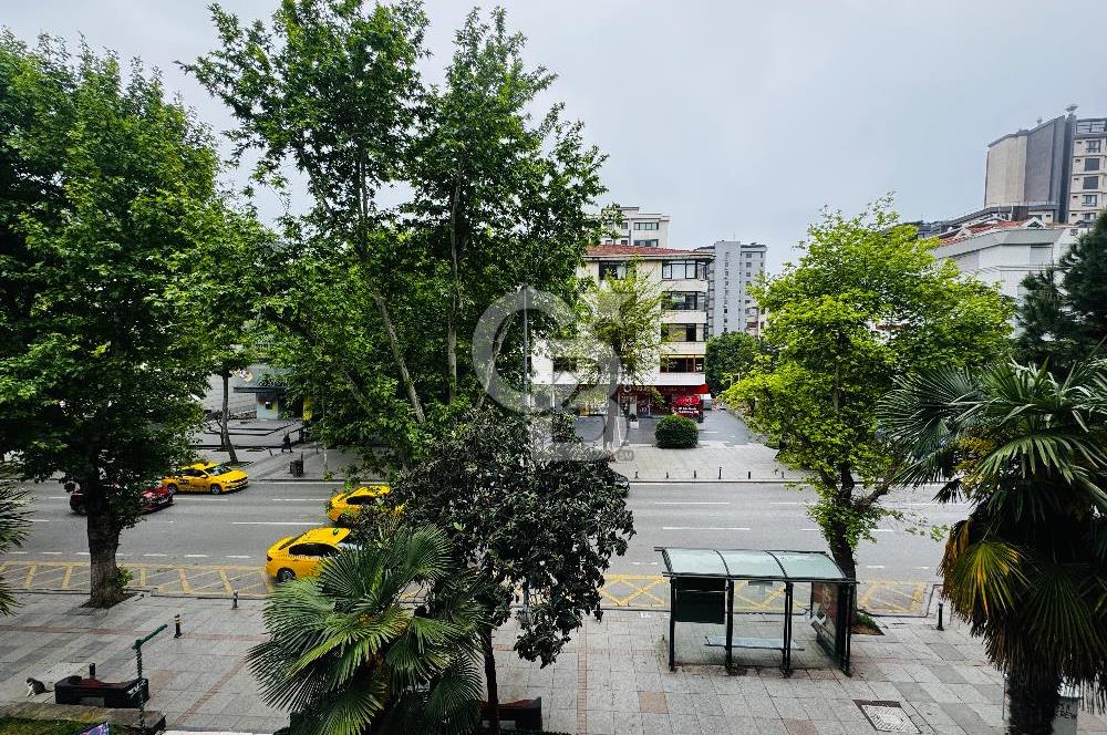 BAĞDAT CADDESİ SUADİYE’DE PRESTİJLİ TABELA DEĞERİ YÜKSEK OFİS