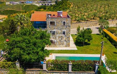 Kuşadası Yaylaköy’de Full Deniz Manzaralı, Zeytinlik İçerisinde Satılık Özel Malikane
