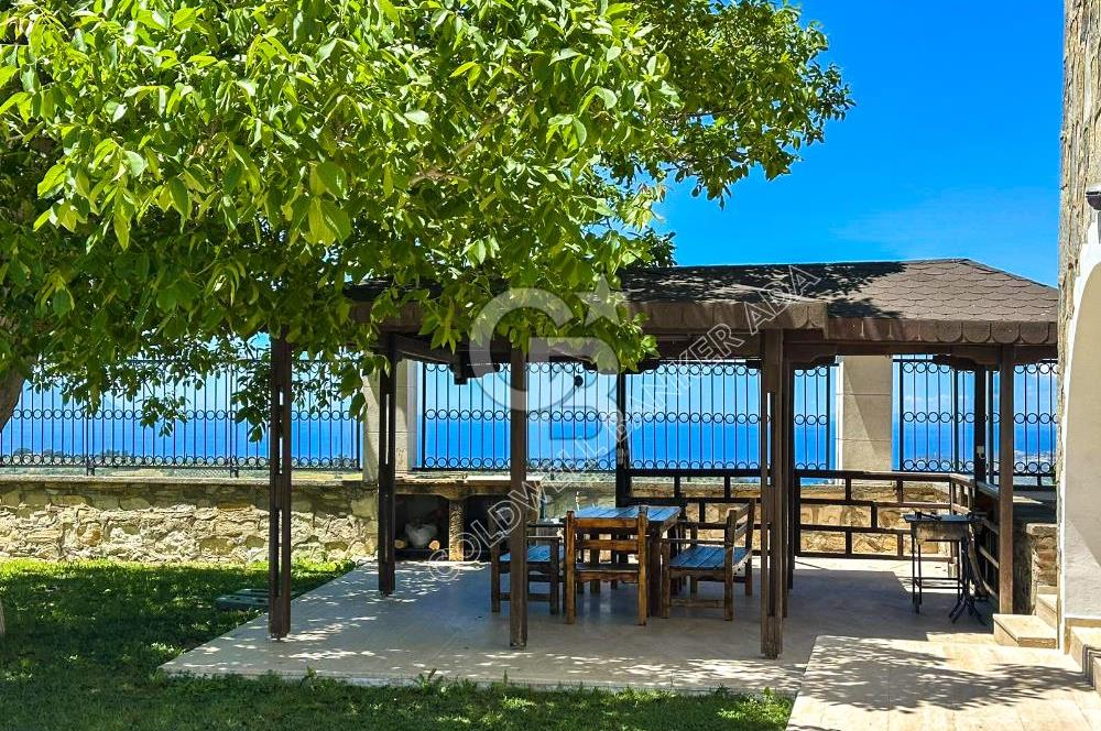 Kuşadası Yaylaköy’de Full Deniz Manzaralı, Zeytinlik İçerisinde Satılık Özel Malikane